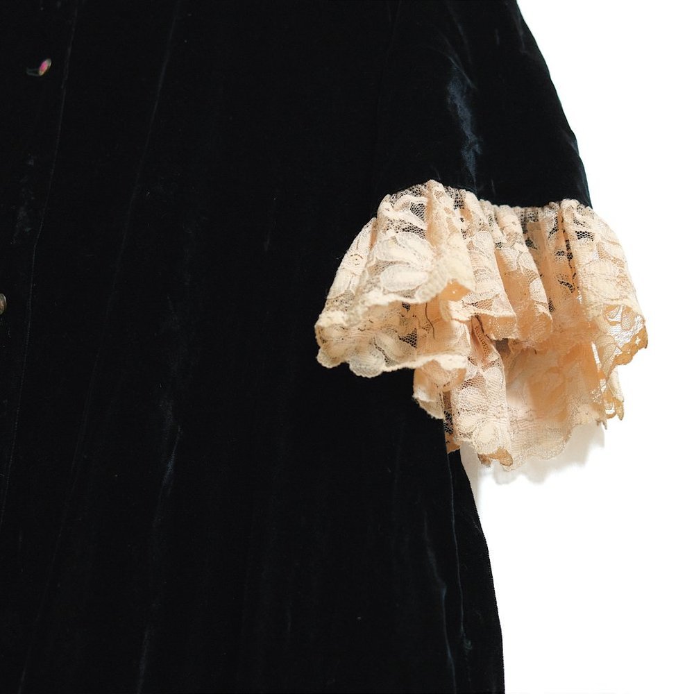 marilyn new york 1950s/60s black velvet robe w chantilly lace collar & cuffs - Picture 5 of 14